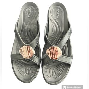 Crocs Sarah Womens 10 Liquid Metallic Wedge
Sandals Dual Comfort Black
